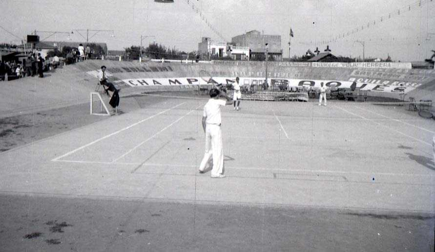 vilafrancabans's tweet photo. No només s'hi practicava el ciclisme en pista, sinó que també el velòdrom acollia partits d'hoquei, tennis, basquetbol o ballades de sardanes, entre d'altres https://t.co/ixRAsTp5VN