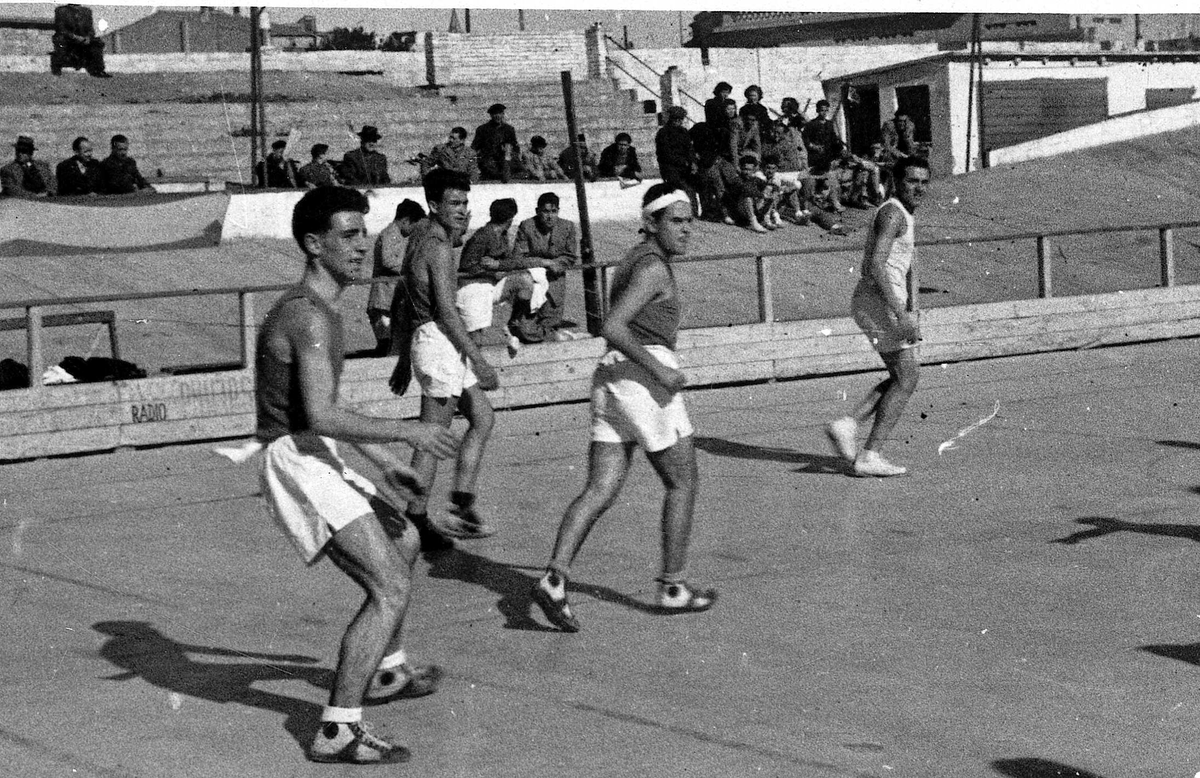 vilafrancabans's tweet photo. No només s'hi practicava el ciclisme en pista, sinó que també el velòdrom acollia partits d'hoquei, tennis, basquetbol o ballades de sardanes, entre d'altres https://t.co/ixRAsTp5VN
