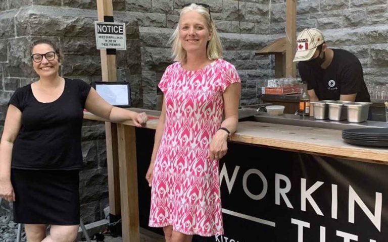 AlbertaGrl's tweet image. Hey @CBCNews - I thought you were on top of catching politicians out without masks. @cathmckenna doesn’t even have one on her person.