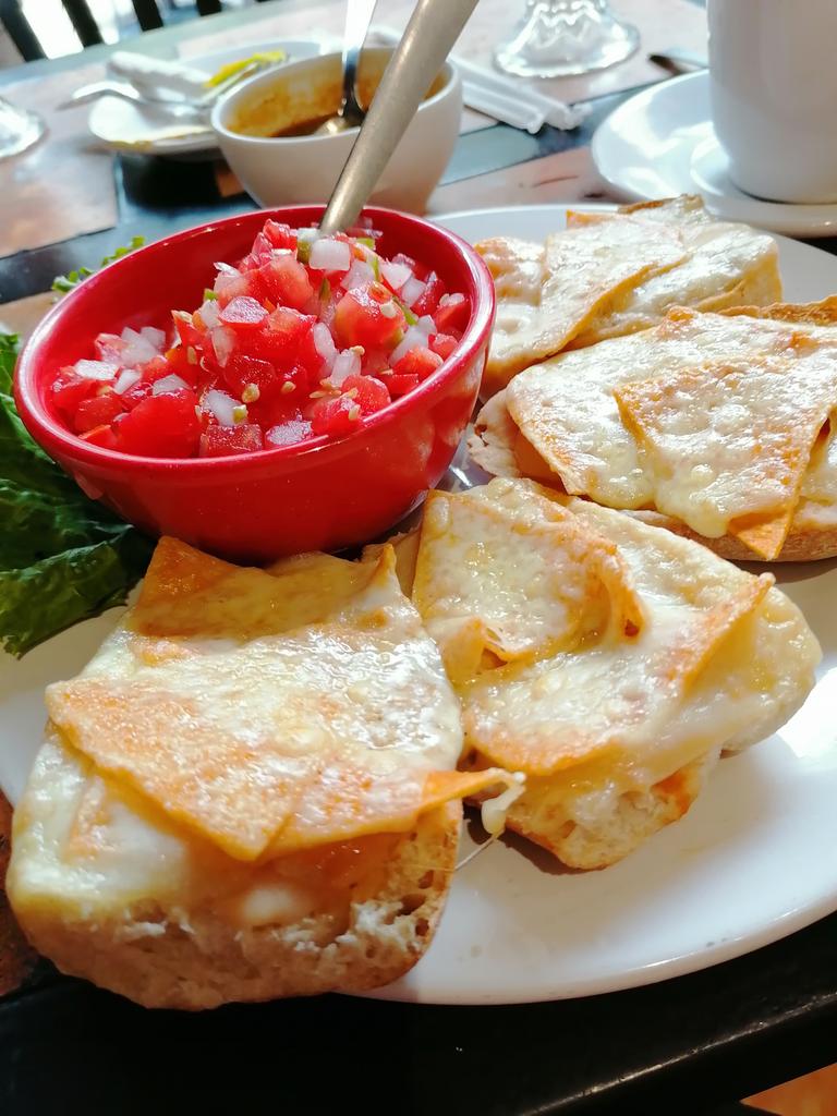 marila_zo's tweet photo. ¿Molletes de chilaquiles?
Molletes de chilaquiles. 💖 https://t.co/TtIFH1D1Fq