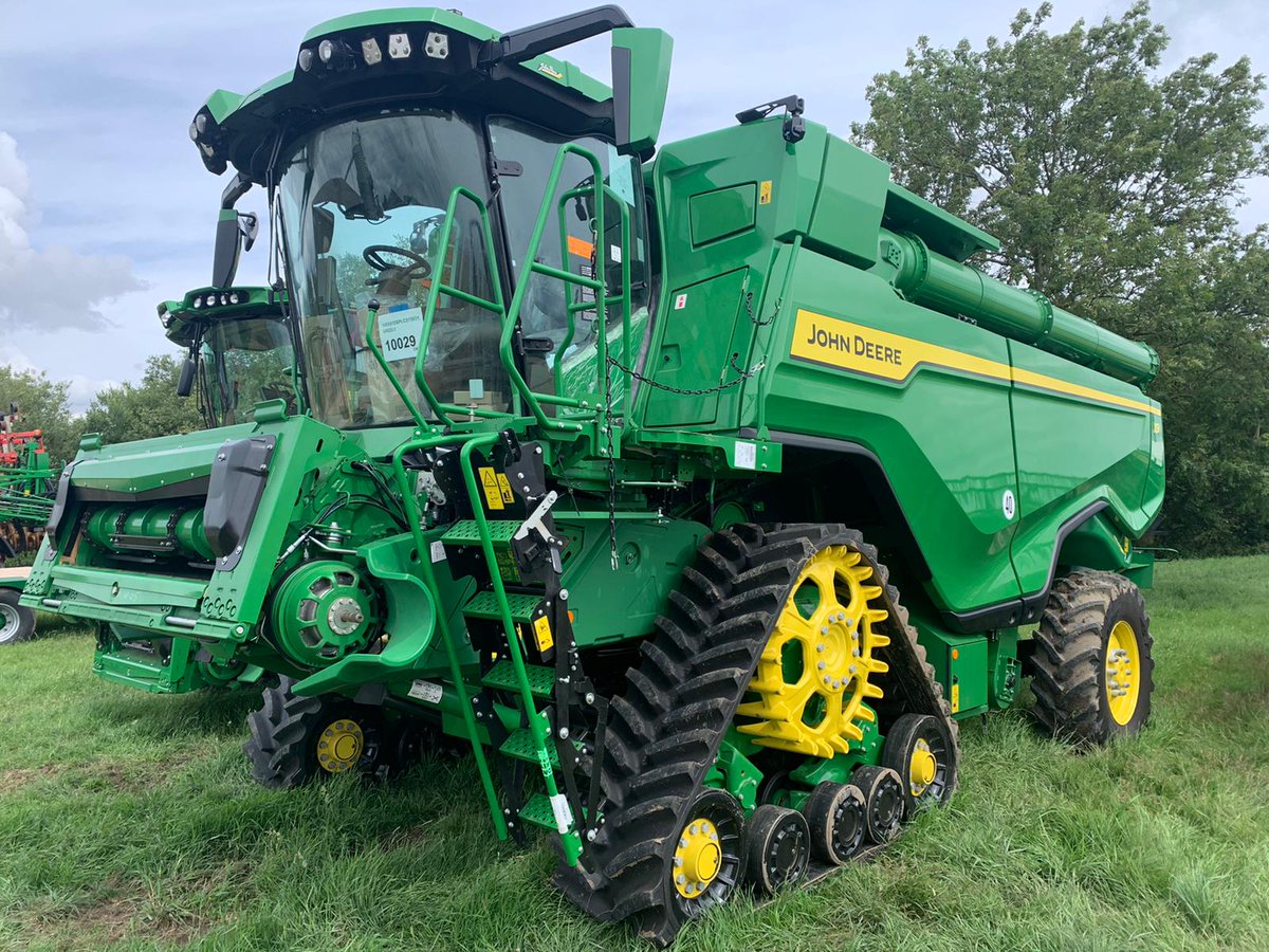 TuckwellGroup's tweet photo. Look what has arrived today just in time for #Harvest2020 ! The John Deere X9 combine has landed,1 of only 3 currently working in the UK. It will be on farm and making some dust in a week or so - more to come soon!
#new #JohnDeere#nothingrunslikeadeere #letsmeetinthefield https://t.co/FvLVLMlhHv