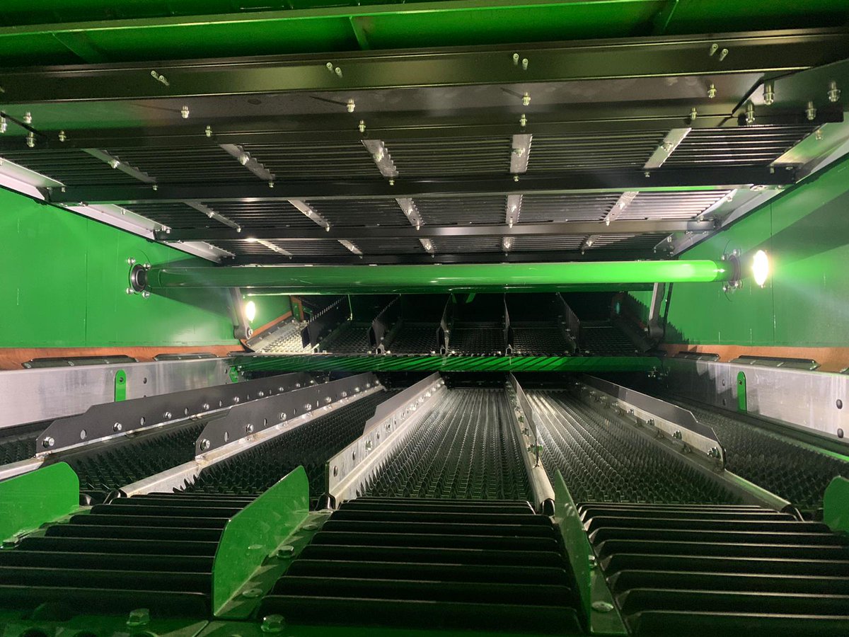 TuckwellGroup's tweet photo. Look what has arrived today just in time for #Harvest2020 ! The John Deere X9 combine has landed,1 of only 3 currently working in the UK. It will be on farm and making some dust in a week or so - more to come soon!
#new #JohnDeere#nothingrunslikeadeere #letsmeetinthefield https://t.co/FvLVLMlhHv