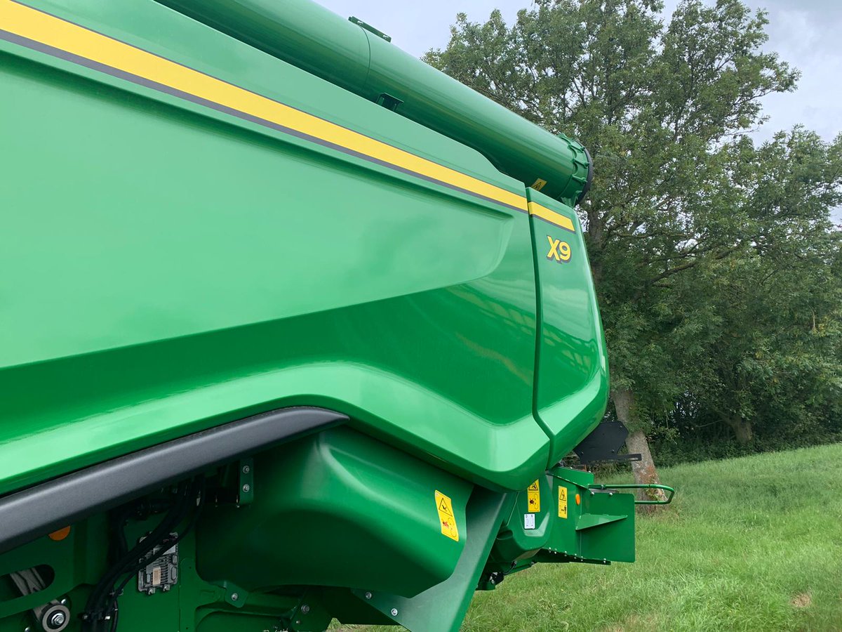 TuckwellGroup's tweet photo. Look what has arrived today just in time for #Harvest2020 ! The John Deere X9 combine has landed,1 of only 3 currently working in the UK. It will be on farm and making some dust in a week or so - more to come soon!
#new #JohnDeere#nothingrunslikeadeere #letsmeetinthefield https://t.co/FvLVLMlhHv