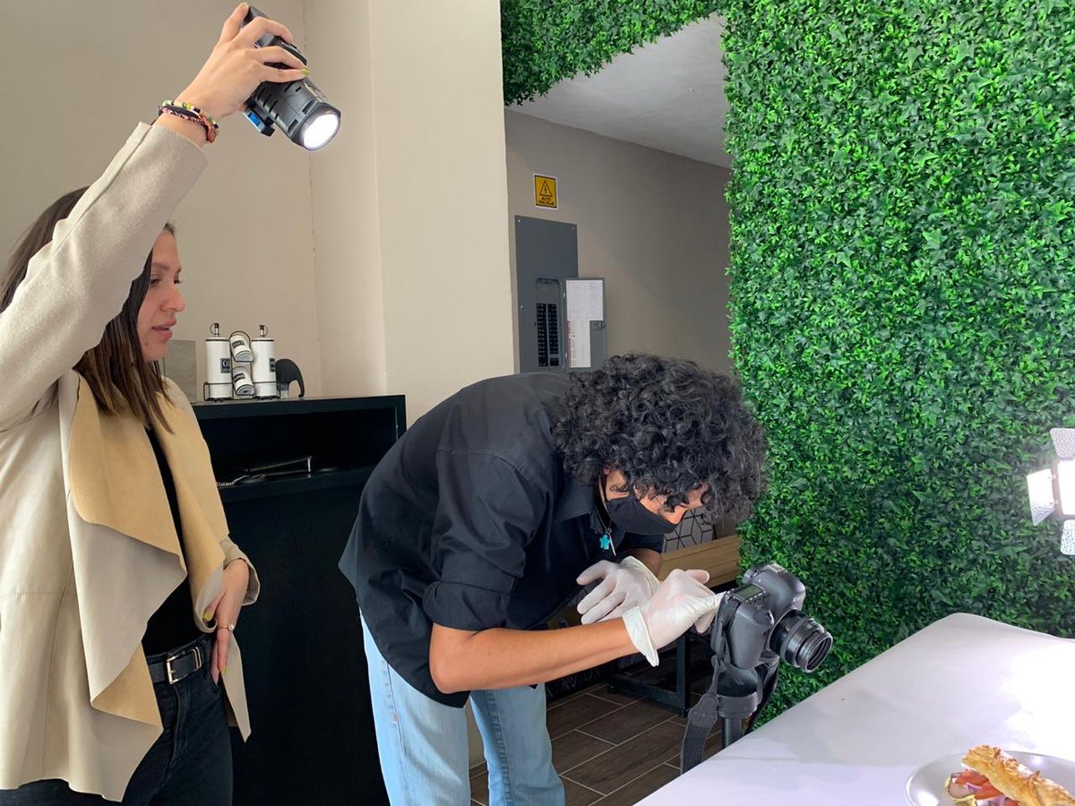 SoyOncemx's tweet photo. 📸 | Seguimos creando lazos con negocios locales🤗 . 

Esta semana tocó fotografíar los productos que ofrece #TazaLlena ☕️ 

¡Saldremos juntxs de esta 👊🏾! https://t.co/nhcdxo0S35