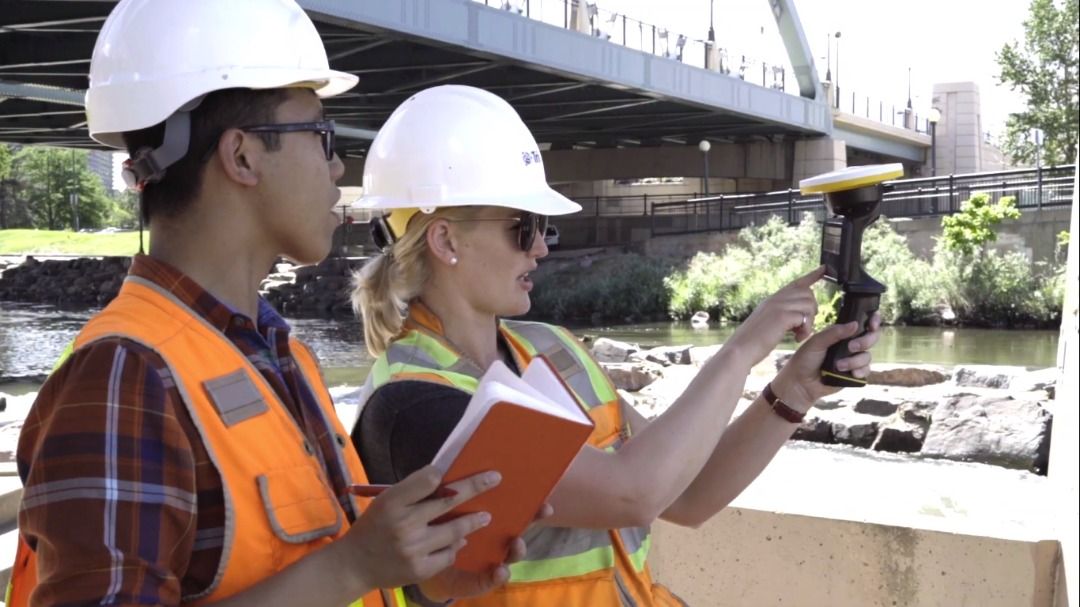 Esri_Venezuela's tweet photo. El sistema de realidad aumentada para exteriores de alta precisión Trimble® SiteVision ™ simplifica el uso de información geoespacial y permite ver datos en el mundo real 🎥 https://t.co/tJZzl4rhBq

Este es un ejemplo de la tecnología de punta que se está mostrando en la #EsriUC https://t.co/zsiWjjQVZY