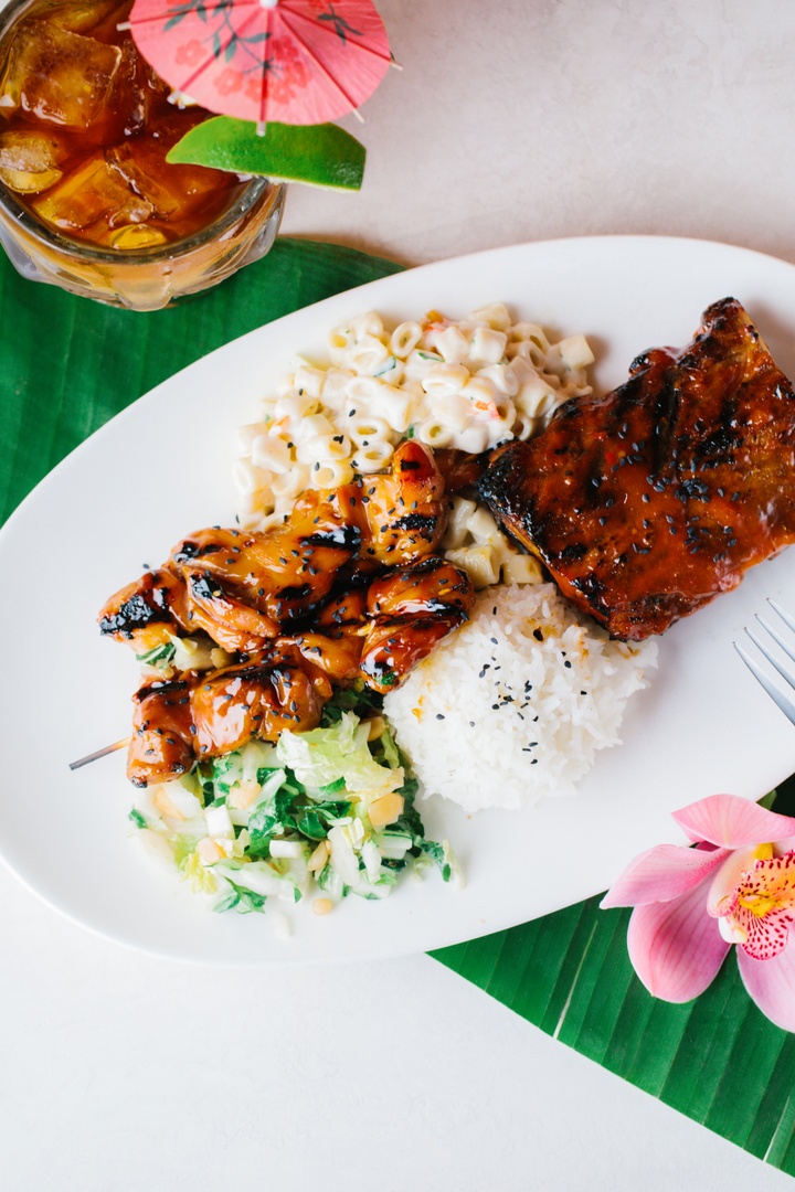 Our Ribs &amp; Chicken Plate paired with a Mai Tai puts a huge smile on our face 😍
