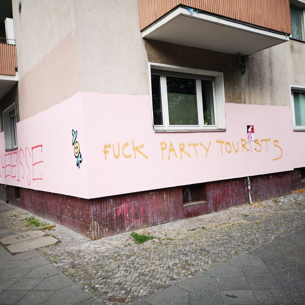 HELP #Berlin peeps!!  I have two weeks to move home w/ no leads and have been rejected from 3 agencies even though I have all the paperwork. Any leads to a 1 room or studio flat to live alone would be appreciated! Free guest list for life if you help or RT 😀👍