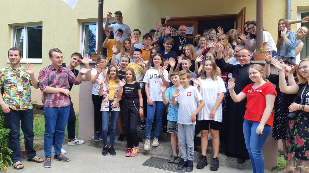 NLubelska's tweet photo. Dom Zawierzenia w Firleju. Wakacje + Oaza = Boża radość. Pozdrawia młodzież @ArchLubelska i bp #AdamBab. @oazapl @CaritasLublin https://t.co/qg7FA5mUfJ