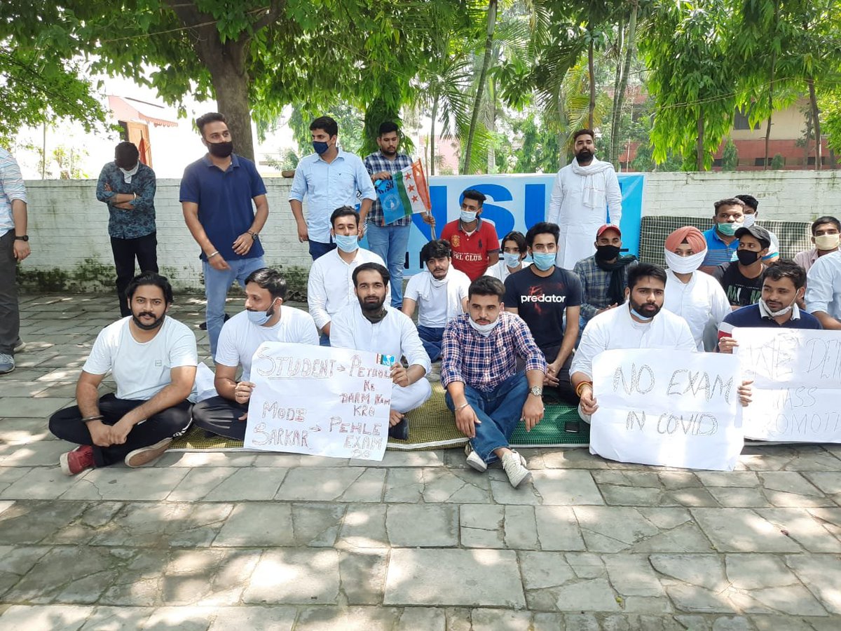 nsui's tweet photo. NSUI पंजाब यूनिवर्सिटी के साथियो द्वारा यूजीसी की गाइडलाइंस के खिलाफ, छात्रो को प्रोमोशन देने व परीक्षा रद्द करने के लिए 7वें दिन भूख हड़ताल जारी है, NSUI राष्ट्रीय सचिव @INCShauryaveer ने भी प्रदर्शन में हिस्सा लिया।
#PromoteStudentsSaveFuture https://t.co/3pf2R8D3y1