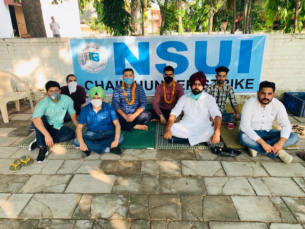 nsui's tweet photo. NSUI पंजाब यूनिवर्सिटी के साथियो द्वारा यूजीसी की गाइडलाइंस के खिलाफ, छात्रो को प्रोमोशन देने व परीक्षा रद्द करने के लिए 7वें दिन भूख हड़ताल जारी है, NSUI राष्ट्रीय सचिव @INCShauryaveer ने भी प्रदर्शन में हिस्सा लिया।
#PromoteStudentsSaveFuture https://t.co/3pf2R8D3y1