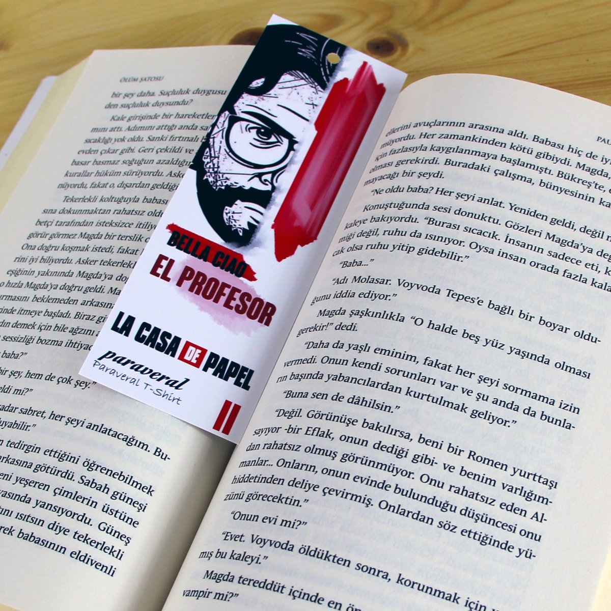 Profesörün her zaman bir planı vardır. 
•paraveral• 
El Profesor %100 pamuklu tişört 

#paraveral #paraveraldesing #lacasadepapel #tokyo #profesor #elprofesor #bellaciao #desing #tişört #art #tshirt #tshirtdesign #tshirtshop #tişörtbaskı #illustration