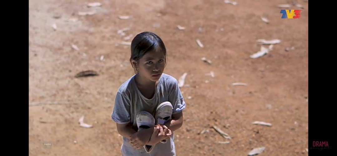 EffisdzarS's tweet photo. Kenit nak sekolah. Sebab tulah Kenit ambik kasut ni. Alahai #Kenit moga ada sinar bahagia untukmu nak.. #7harimencintaiku2 https://t.co/wHDi1uoVvv