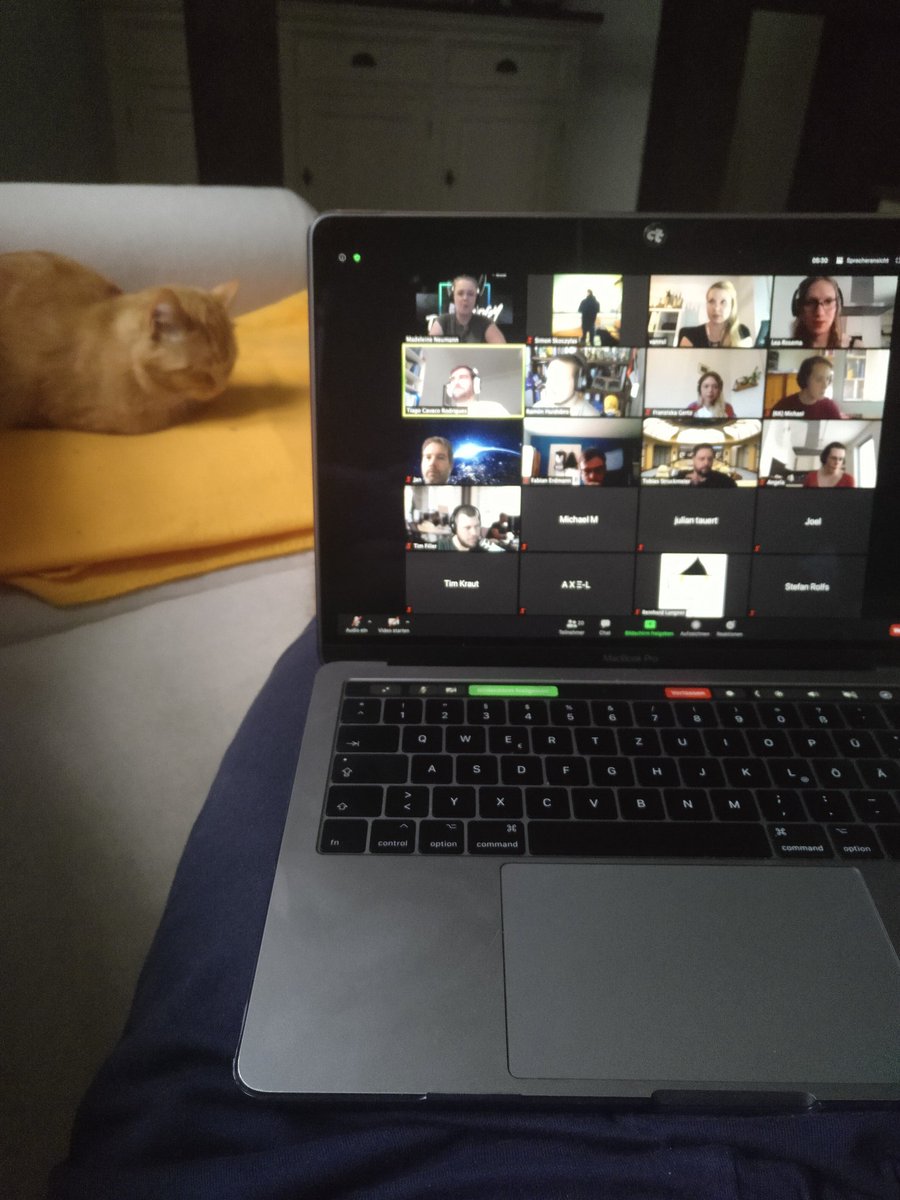 giftkugel's tweet photo. Waiting for the @PottJS meetup to start. 😊

#javascript #lernajs #vuejs

with @arndissler @vannsl @trodrigues @frau_scholle and @hola_soy_milk

by @9elements https://t.co/r0AOAxBB6X