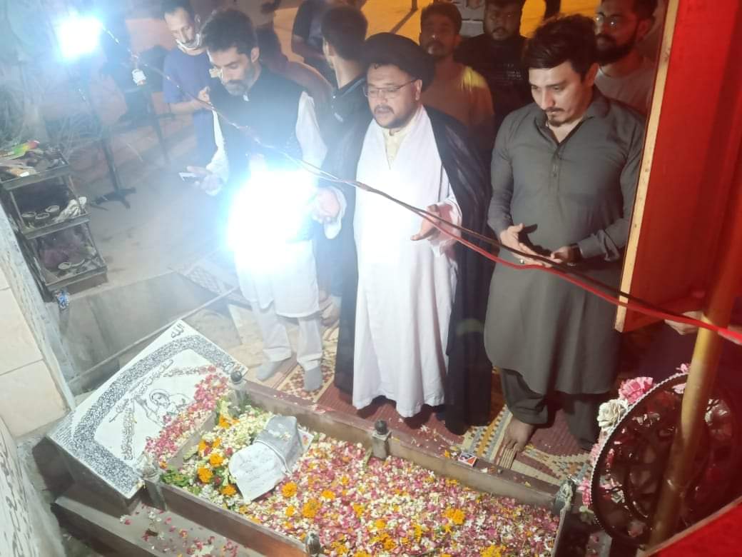 jaffriapresspak's tweet photo. کراچی، 14 جولائی 2020,
شیعہ علماء کونسل صوبہ سندھ کے صدر علامہ سید ناظر عباس تقوی کی شہید علامہ حسن ترابی کی برسی کے موقع پر ان کی فرزندان کے ہمراہ شہید کی قبر پر حاضری و فاتحہ خوانی۔
اس موقع پر جعفریہ اسٹوڈنٹس  کراچی ڈویزن کے صدر برادر فیضان حسین بھی موجود تھے

#ShaheedeRaheHaq https://t.co/VgVosvBYrD