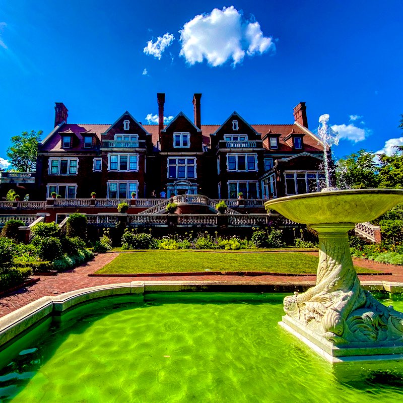kmf116's tweet photo. My post of the beautiful and historic  39-room Glensheen Mansion is now updated with new summer photos and social-distancing protocols in place.

https://t.co/yPhVzYrSLi 

#staycation #TravelTuesday #travelphotography https://t.co/DCdIWgJusN