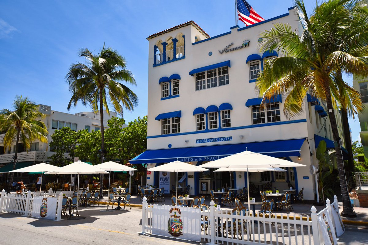 Larios on the Beach tweet media