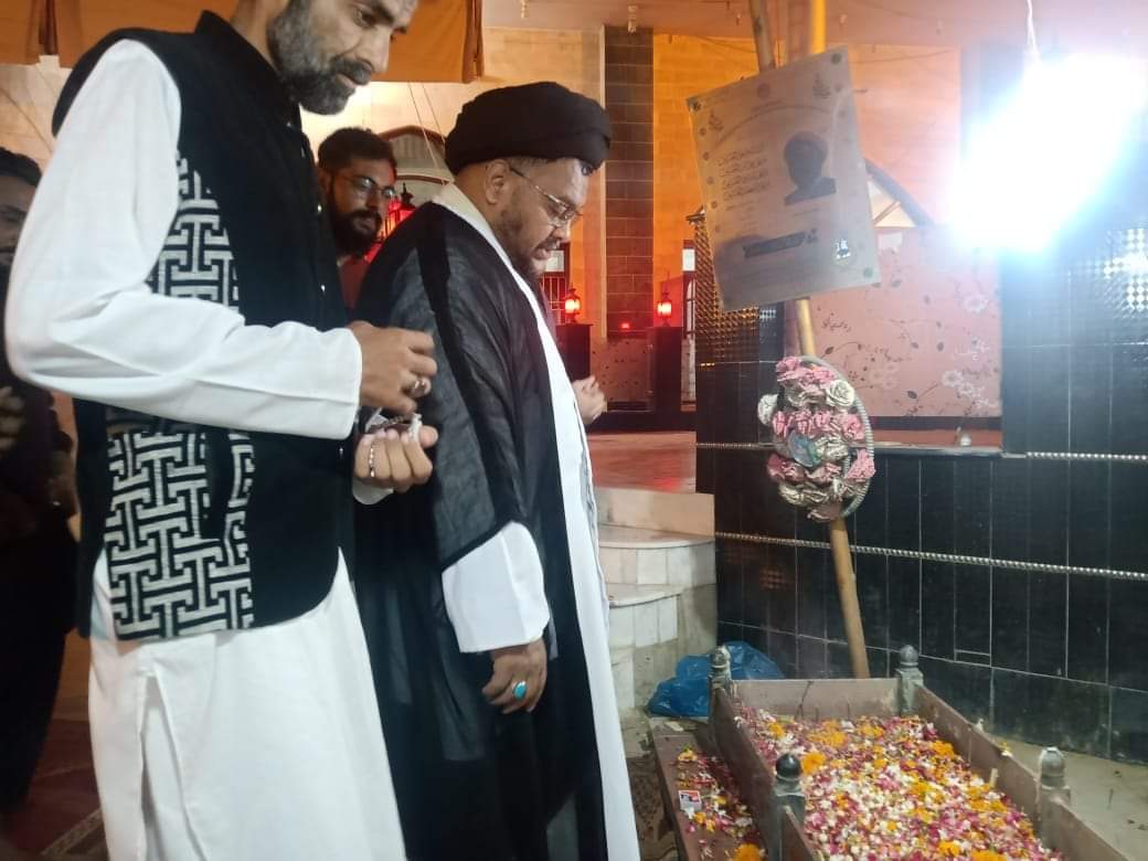 jaffriapresspak's tweet photo. کراچی، 14 جولائی 2020,
شیعہ علماء کونسل صوبہ سندھ کے صدر علامہ سید ناظر عباس تقوی کی شہید علامہ حسن ترابی کی برسی کے موقع پر ان کی فرزندان کے ہمراہ شہید کی قبر پر حاضری و فاتحہ خوانی۔
اس موقع پر جعفریہ اسٹوڈنٹس  کراچی ڈویزن کے صدر برادر فیضان حسین بھی موجود تھے

#ShaheedeRaheHaq https://t.co/VgVosvBYrD