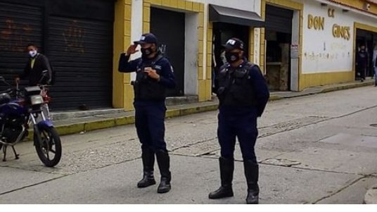 ElGaboLabrador's tweet photo. #14Jul Autoridades militares, civiles nacionales y regionales han dicho que trabajadores de la #Prensa somos un sector priorizado y nuestro carnet es el #salvoconducto, algunos funcionarios no acatan la órdenes e impiden nuestro trabajo hoy le pasó en Mérida al @ElvisRivasGLOBO. https://t.co/f5P1qEvoie