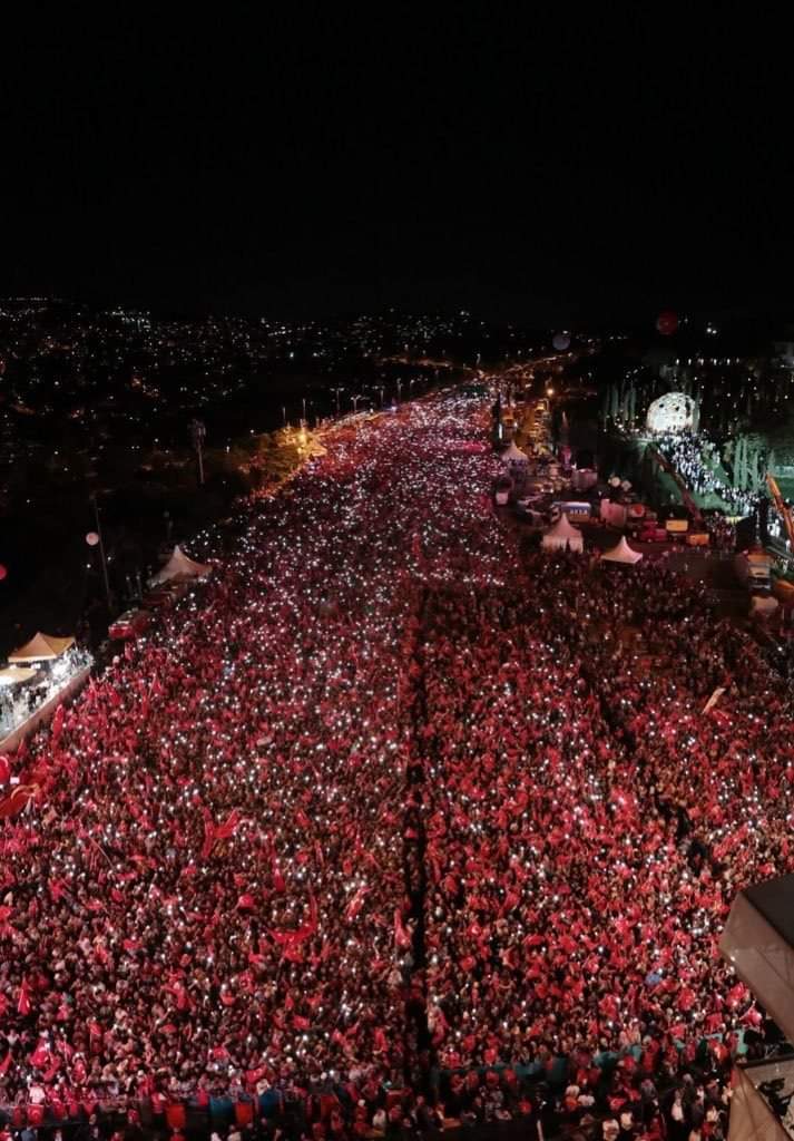 Meryemce571's tweet photo. Üstünde yaşamak kısmet değilse altında yatarız Azizim.. 🇹🇷 🇹🇷

#15Temmuz https://t.co/axloVVThPm
