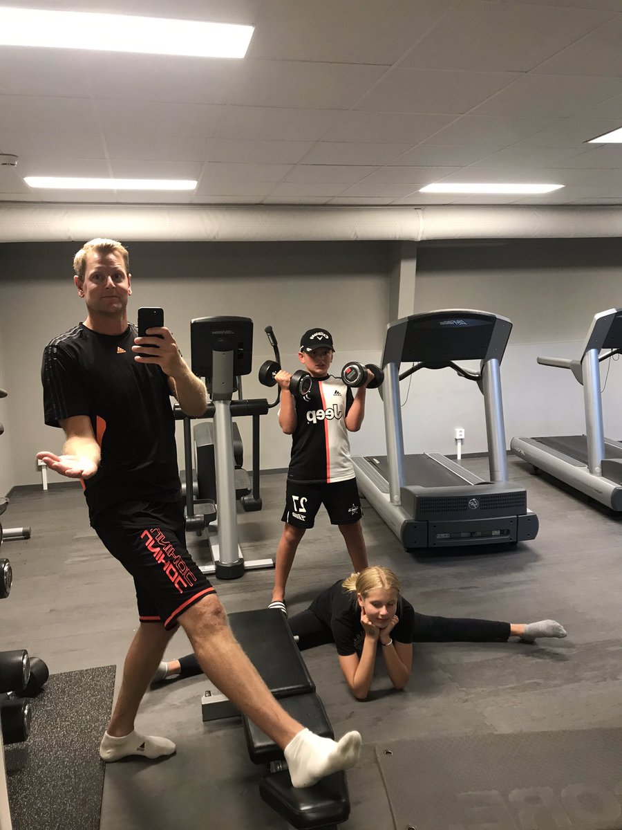 NiklasJihde's tweet photo. Snart slutspel - gäller att hålla igång tillsammans med den unga generationen...#stretcha https://t.co/Y4abMyJiI0