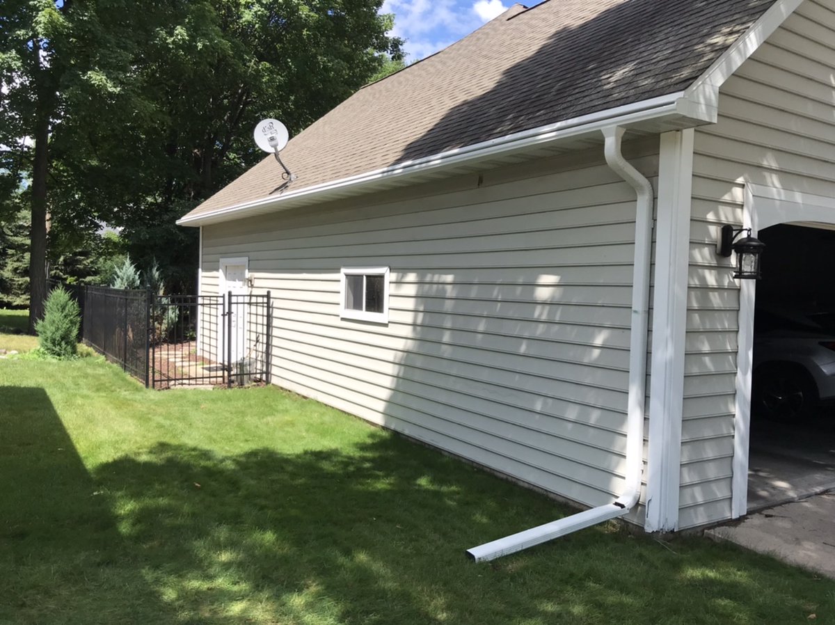 keeneyhomeserv's tweet photo. Do you have problems with pine needles? LeafGuard is a fantastic solution for keeping pine needles from getting caught up in your gutters and clogging them up. 

#ExpertsFromTheAtticUP #WisconsinContractor #LeafGuard #Wisconsin #Gutters https://t.co/EiCzEZop97