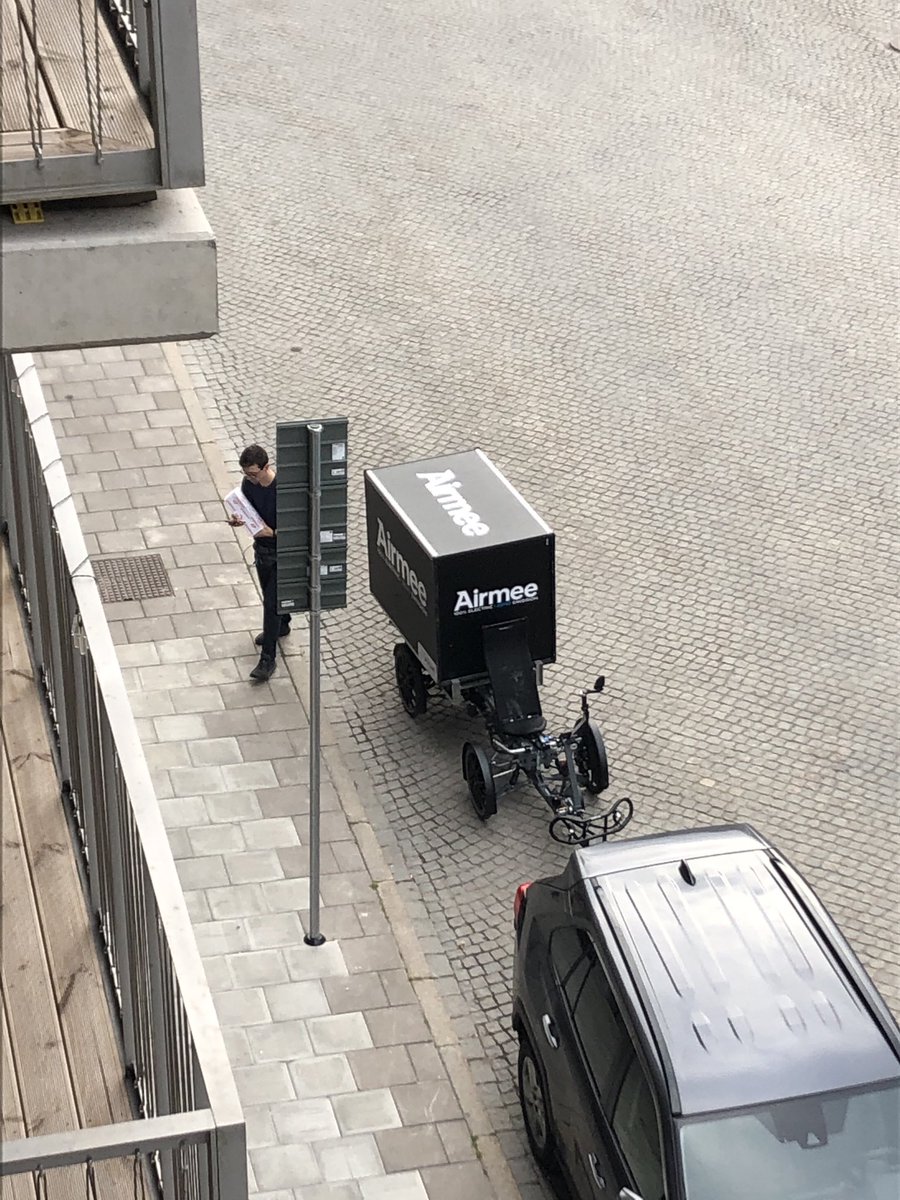 m_norelius's tweet photo. Huuuur bra som helst! Hemleverans på cykel från Apotea! https://t.co/nKxxHBQBVG