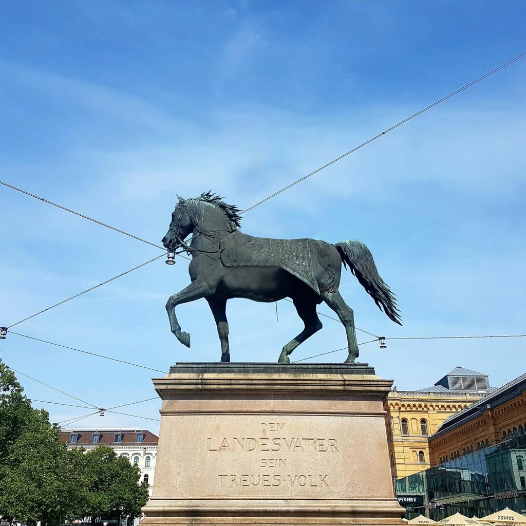 StefWenzel's tweet photo. Warum erinnert eine Demokratie auf zentralen Plätzen noch an zwielichtige Monarchen, Despoten und Feldherren? Wo wird an die Vorkämpfer von #Gewaltenteilung, Menschenrechten und #Demokratie erinnert? Bild: #Hannover ohne den #Welfen | #taz #HybridSpaceLab #UntermSchwanz https://t.co/Alvpqge2SL