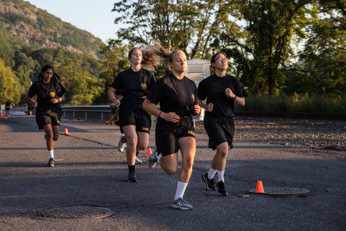 WestPoint_USMA's tweet photo. In cadence, EXERCISE! 

New cadets with #USMA2024 are getting their first taste of physical training while being tested on their physical fitness as part of Cadet Basic Training. 

#RDay 
#RDay2020 https://t.co/CQ3r8XhSaa