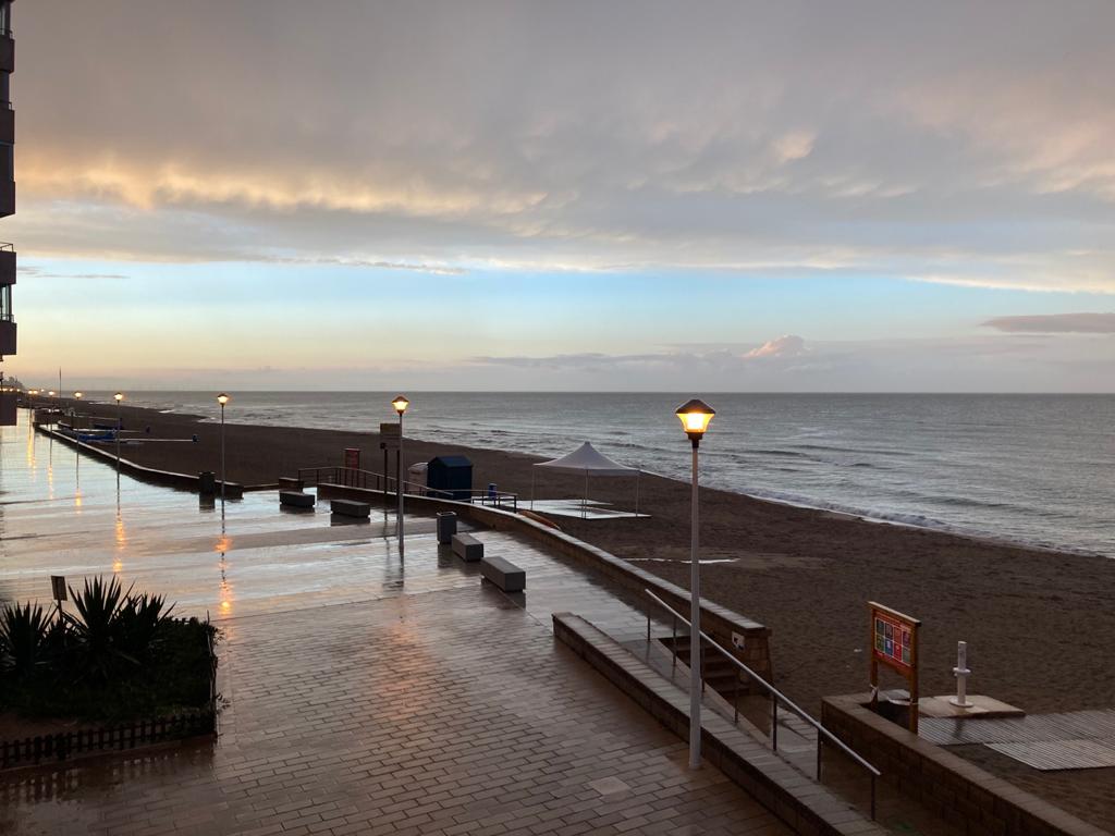 saragimenez's tweet photo. Amanecer &amp; Atardecer en la playa del #MarenyBlau #Sueca ¿Con cuál os quedáis? @Tiempo_Valencia @AEMET_CValencia #tiempoCV ☀️🌦️🌈 📸 C.G e I.G https://t.co/g9OOLjGA95