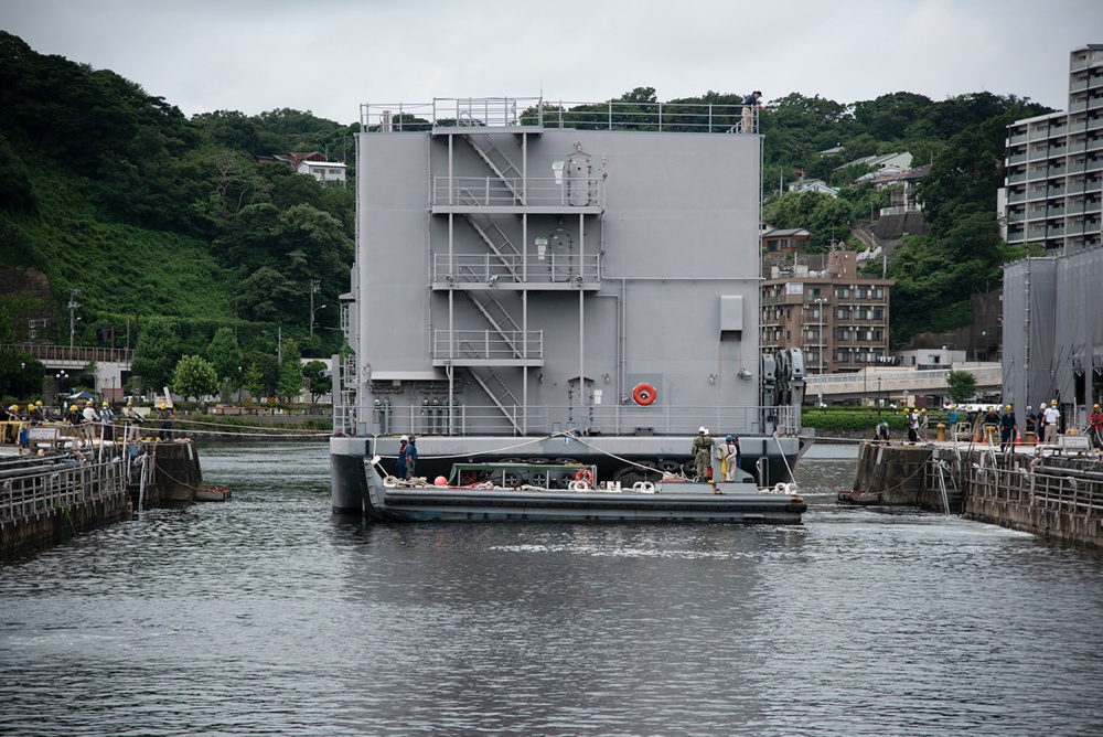 USPACOM's tweet photo. Port Operations Commander, Fleet Activities Yokosuka @CFAY_Japan place a Floating Workshop YR 95 barge for maintenance and repairs into dry dock in Yokosuka, Japan. #PortOps #CFAY75 #ForgedByTheSea #FreeandOpenIndoPacific. https://t.co/284ZuyruP8