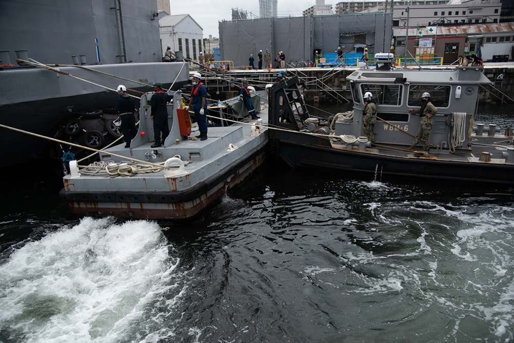 USPACOM's tweet photo. Port Operations Commander, Fleet Activities Yokosuka @CFAY_Japan place a Floating Workshop YR 95 barge for maintenance and repairs into dry dock in Yokosuka, Japan. #PortOps #CFAY75 #ForgedByTheSea #FreeandOpenIndoPacific. https://t.co/284ZuyruP8