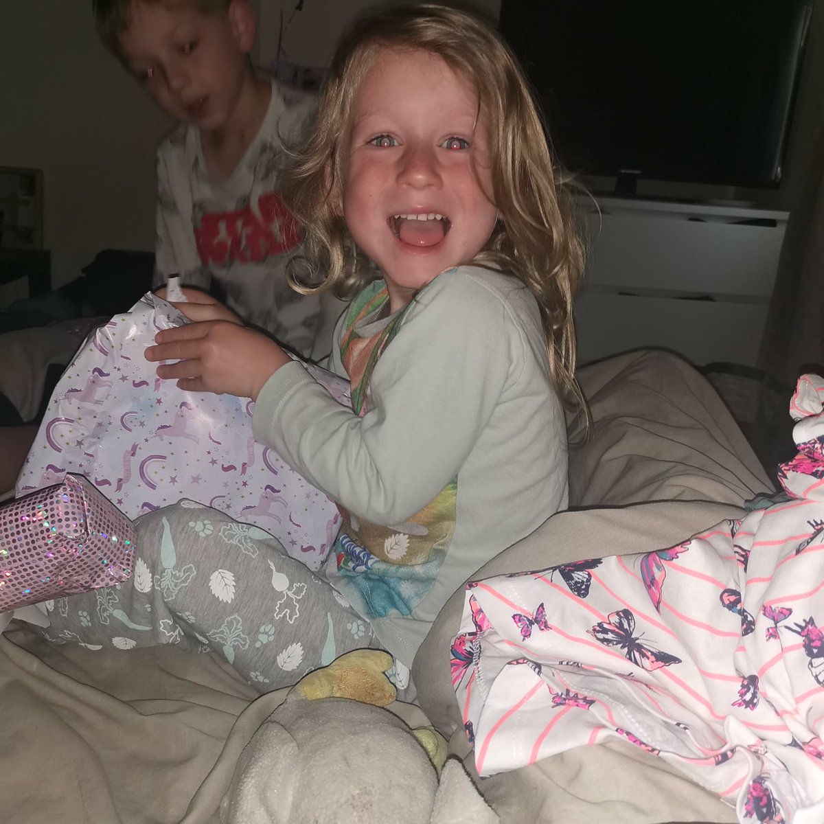 Gemmastones2's tweet photo. Erica has had a fab 4th birthday a little starange with no big party or lots of freinds round her. she loves her bubbles from @WonderfulWrens @GilberdykeRocks Erica cant wait to see everyone in her new class in september and Miss Thompson https://t.co/vyXazvkXcZ