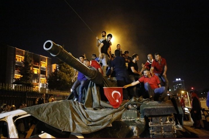_Binnur46's tweet photo. Artık şunu biliyoruz ki kolay diz çökecek bir güruh değiliz. Korku ve endişelerden arındık. Bu sevgi inanç ve bağlılık öyle kolay ifadelere sığdırılabilecek bir şey de değil. Ne yaparsanız yapın başaramayacaksınız. #15Temmuz https://t.co/ApiwXFwdMp