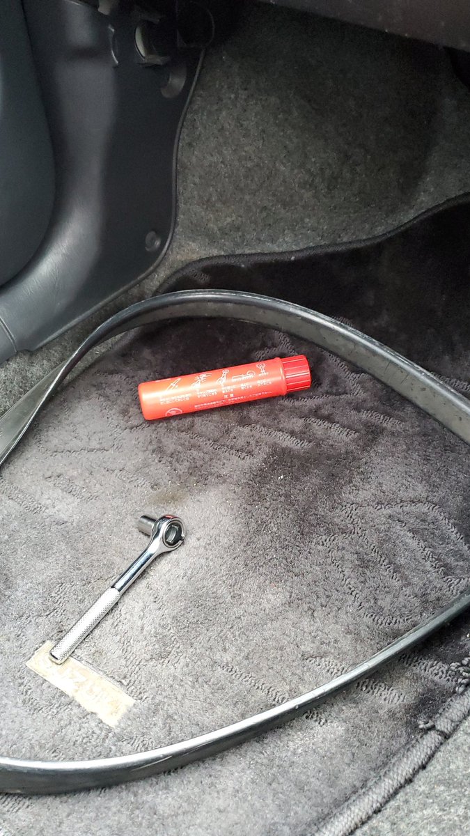 タケちゃん 車の人 على تويتر そういえばこの車には発煙筒が乗ってなかった ばあちゃんチから発掘した発煙筒 青空放置で日焼けしてたw 装着したかったんだ だけど極太でアルトのホルダーにはつかず いいや下にぶん投げておくか