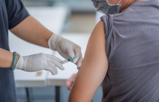 EmoryUniversity's tweet photo. #COVID19 vaccine tested at Emory is safe and generates an immune response, early results show https://t.co/x9qR1efap1 https://t.co/Qi5XDAlyLj