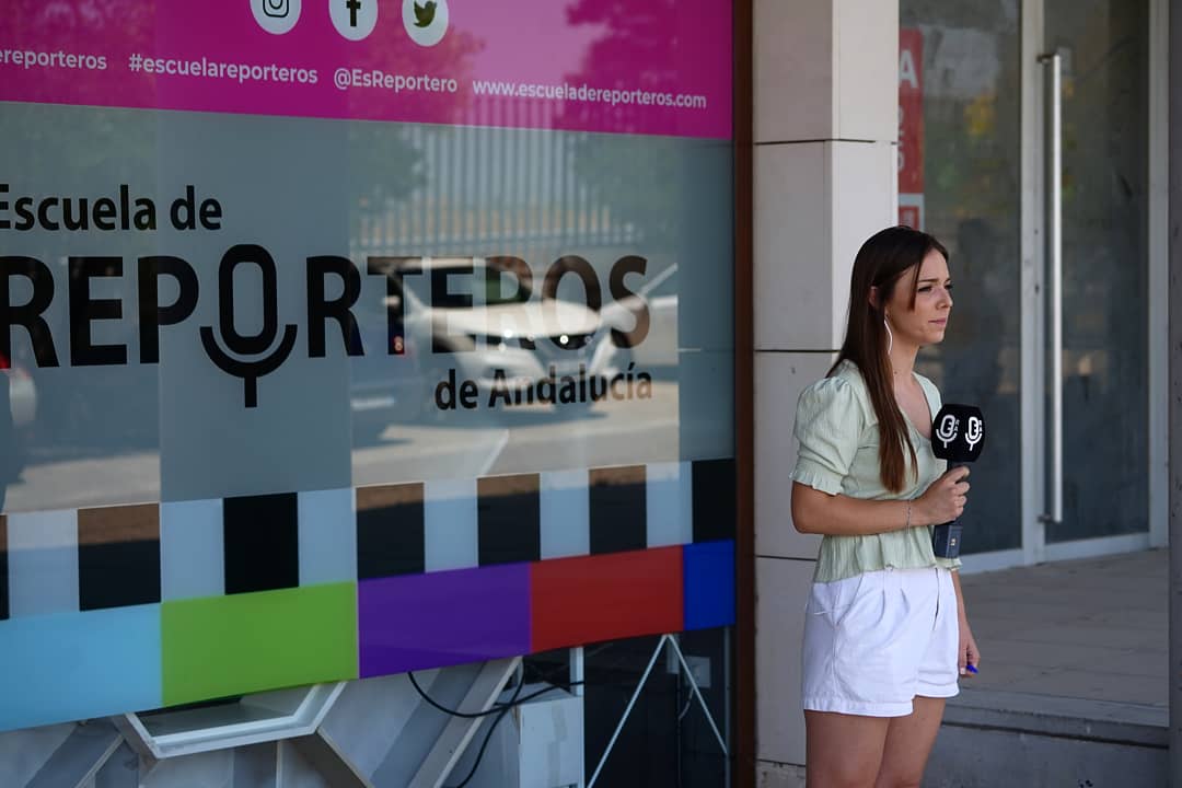 📝🎓Acaba mi etapa en <a href="/EsReportero/">Escuela de Reporteros Andalucía y Extremadura</a> y no puedo estar más orgullosa de esta profesión y de mucha de las personas que la forma.
Sacrificio y actitud, mucho trabajo y suerte.
Gracias por cada lección, las guardaré siempre conmigo.
📸 <a href="/M_Socarras/">Manu Socarrás</a>
.
.
.
#reporterismo #tv