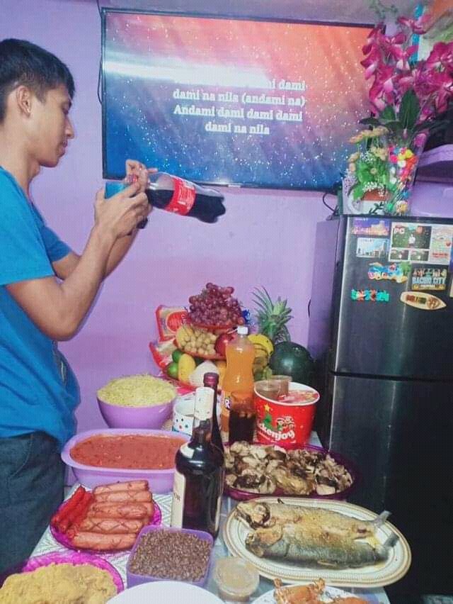 Misscaryan's tweet photo. HAPPY BIRTHDAY🎂🎁🎉 
thank you sobra wala kong masabi sa kabaitan mo❤ i love you papa💕 pakasaya ka😊 @Chemars_ https://t.co/kVGXhEDRab