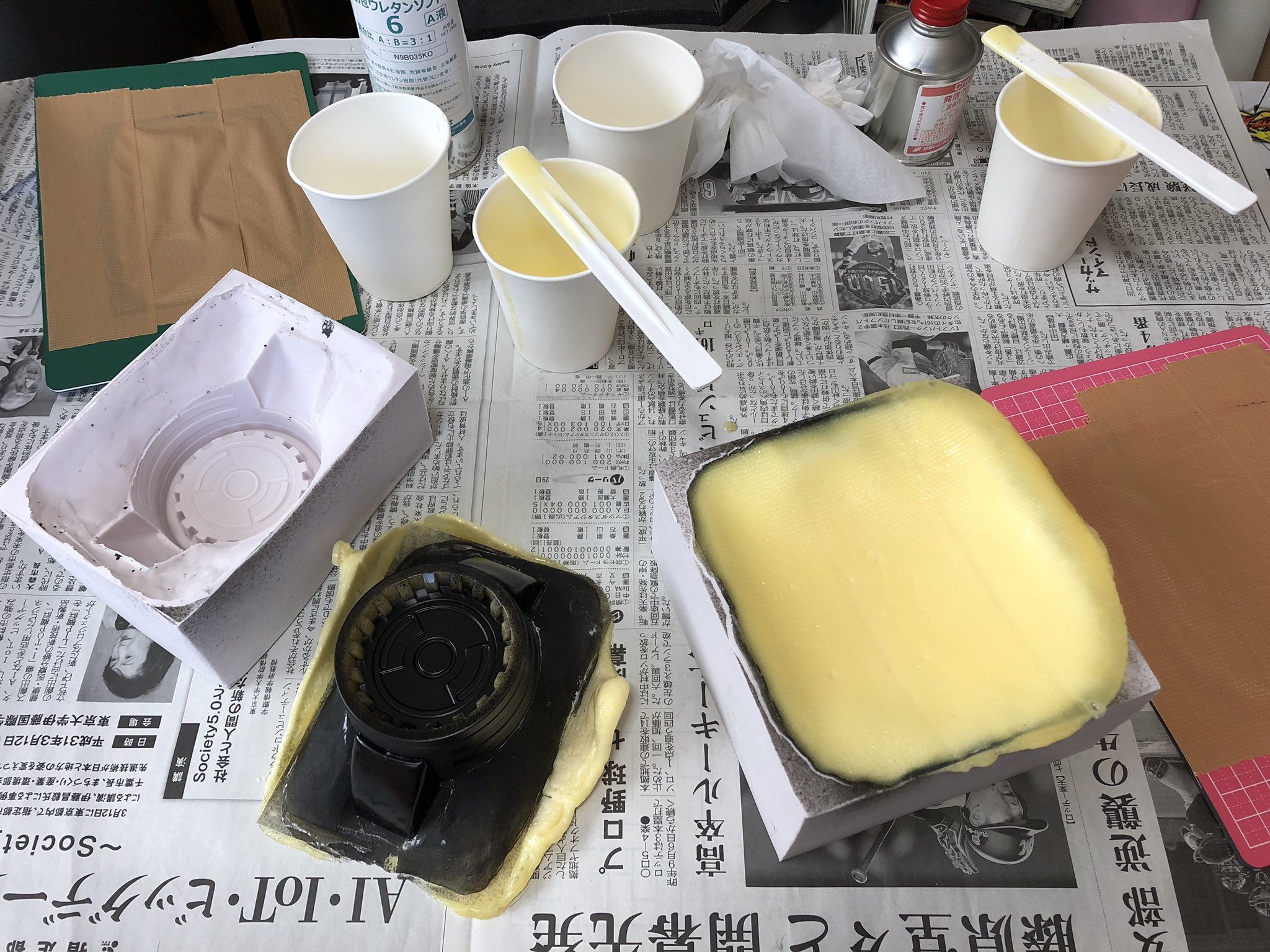 こうめい先生 On Twitter シリコンゴムでゴム型を作り 離型剤がわりに染めqの黒を吹く ウレタンスポンジを流し込んで軟質パーツの完成 Https T Co Rgutm2nqxy Twitter