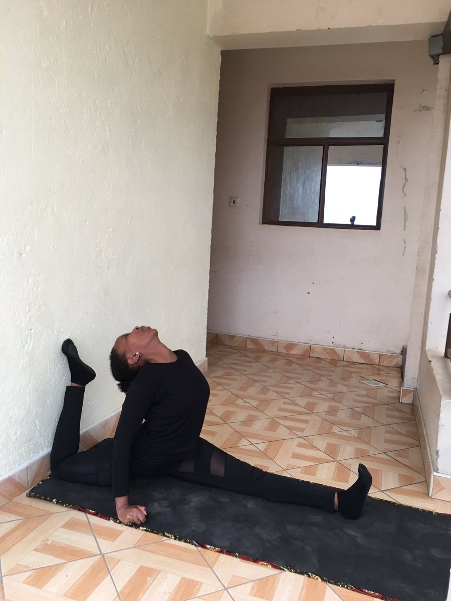 Wanjiku_Pekena's tweet photo. 🖤🖤🖤
#startatthewall #lotus #padmasana #backbend #RevolvedHalfMoon #parivrttaArdhaChandrasana #headstand #inversion #SirsaPadasana #TransversalSplits #samakonasana #ForearmBalance #PinchaMayurasana #EkaPadaRajakapotasanaIII #variation #HumbleWarrior #BadhaVirabhadrasana #yoga https://t.co/DptMRNVyVp