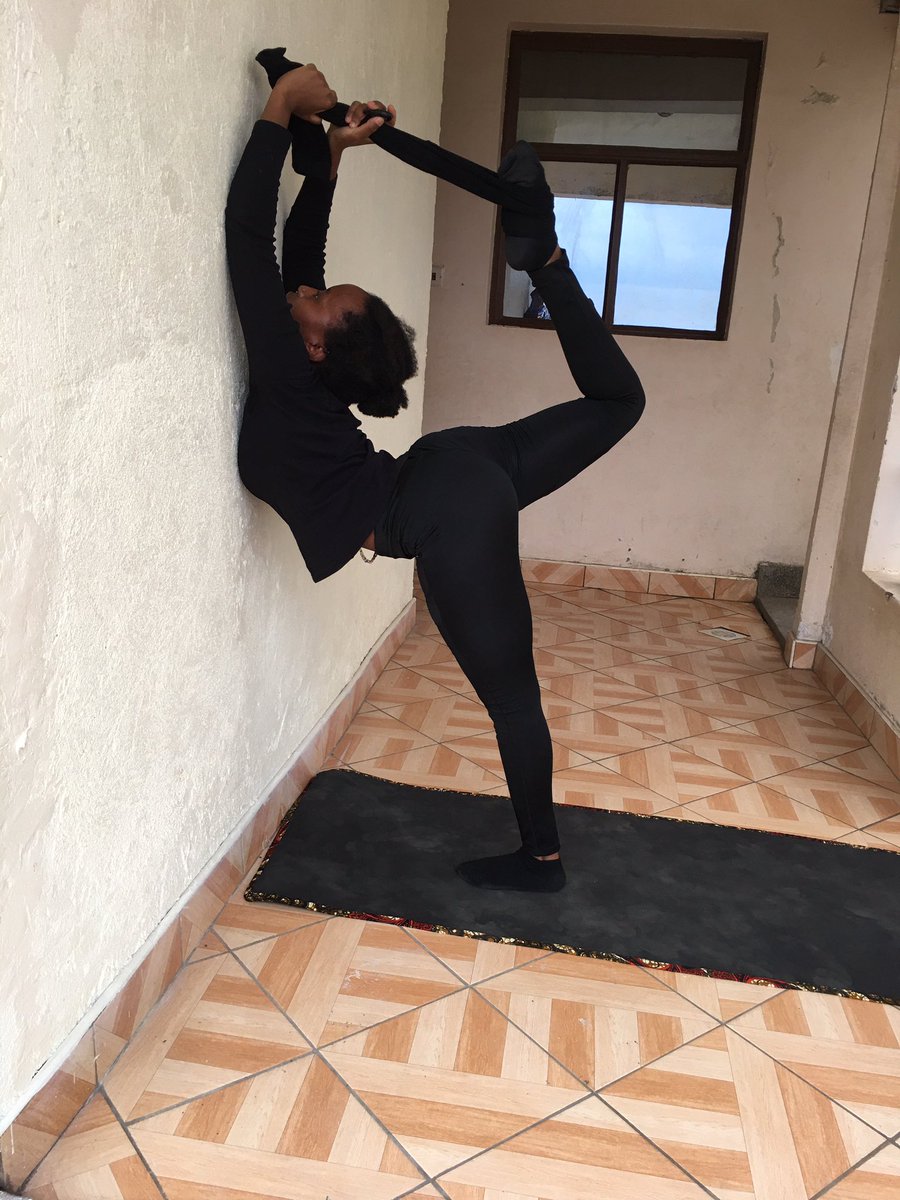 Wanjiku_Pekena's tweet photo. 🖤🖤🖤
#startatthewall #lotus #padmasana #backbend #RevolvedHalfMoon #parivrttaArdhaChandrasana #headstand #inversion #SirsaPadasana #TransversalSplits #samakonasana #ForearmBalance #PinchaMayurasana #EkaPadaRajakapotasanaIII #variation #HumbleWarrior #BadhaVirabhadrasana #yoga https://t.co/DptMRNVyVp