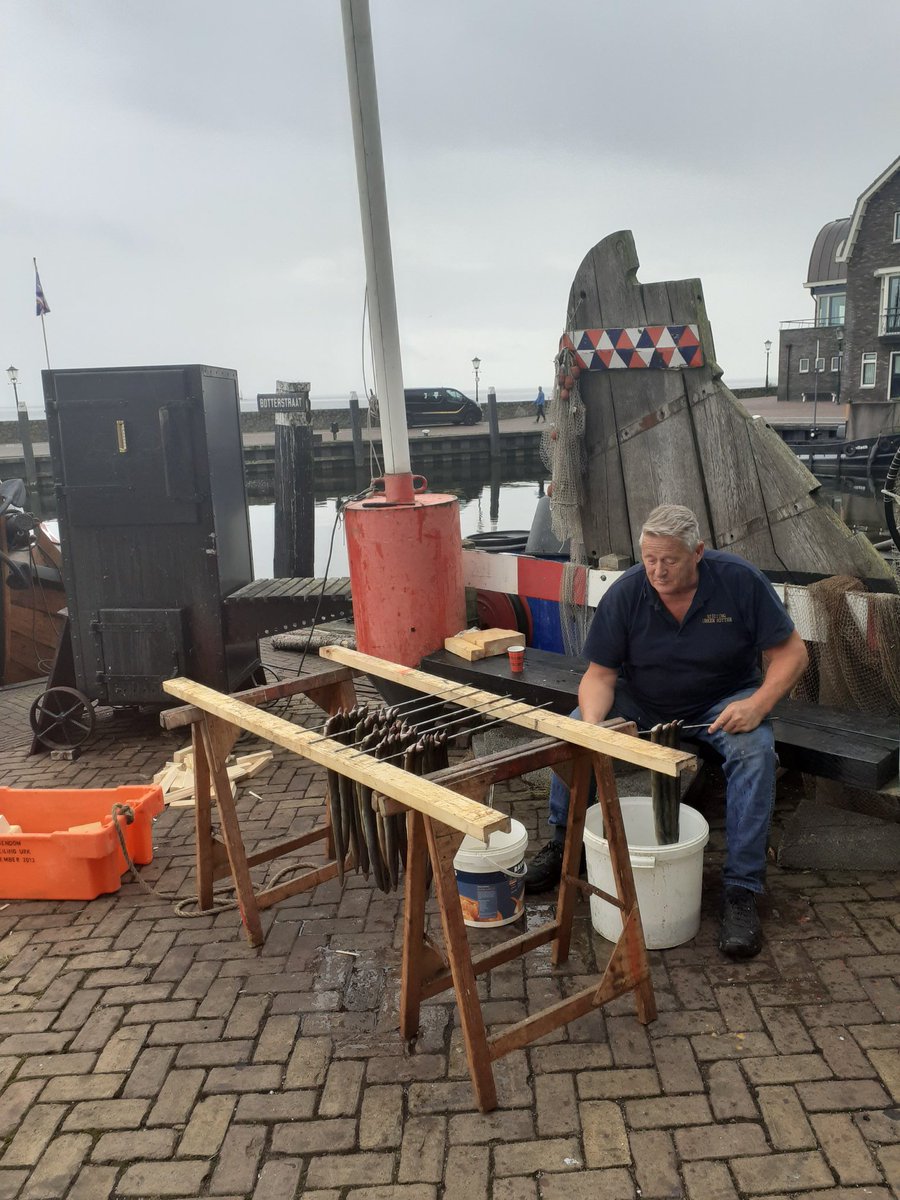 Op een regenachtige dag... de geur ruiken van versgerookte paling 🤩 bij de #Botterschuur 
#Hiermoetjezijn