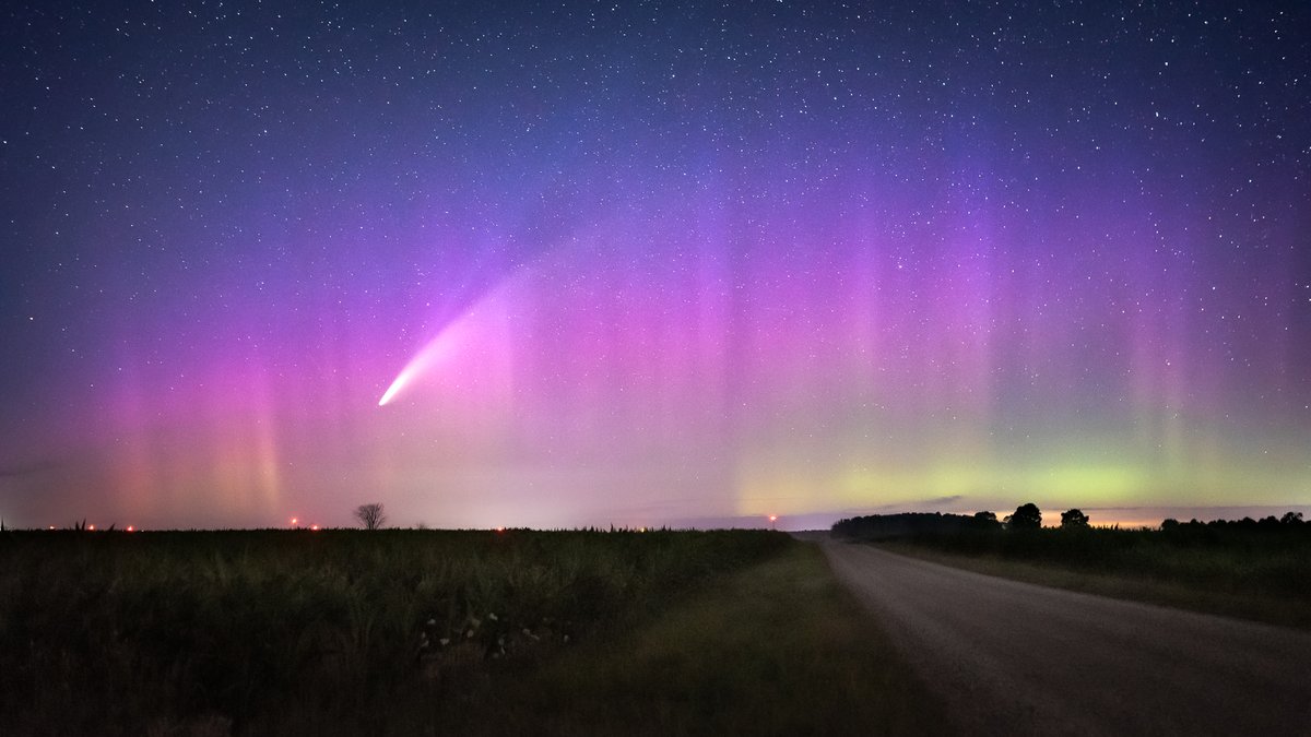 jasonoyoung's tweet photo. What a show last night! Comet NEOWISE and the Aurora Borealis making an appearance in Huron County Ontario. https://t.co/Rv1g570YqQ