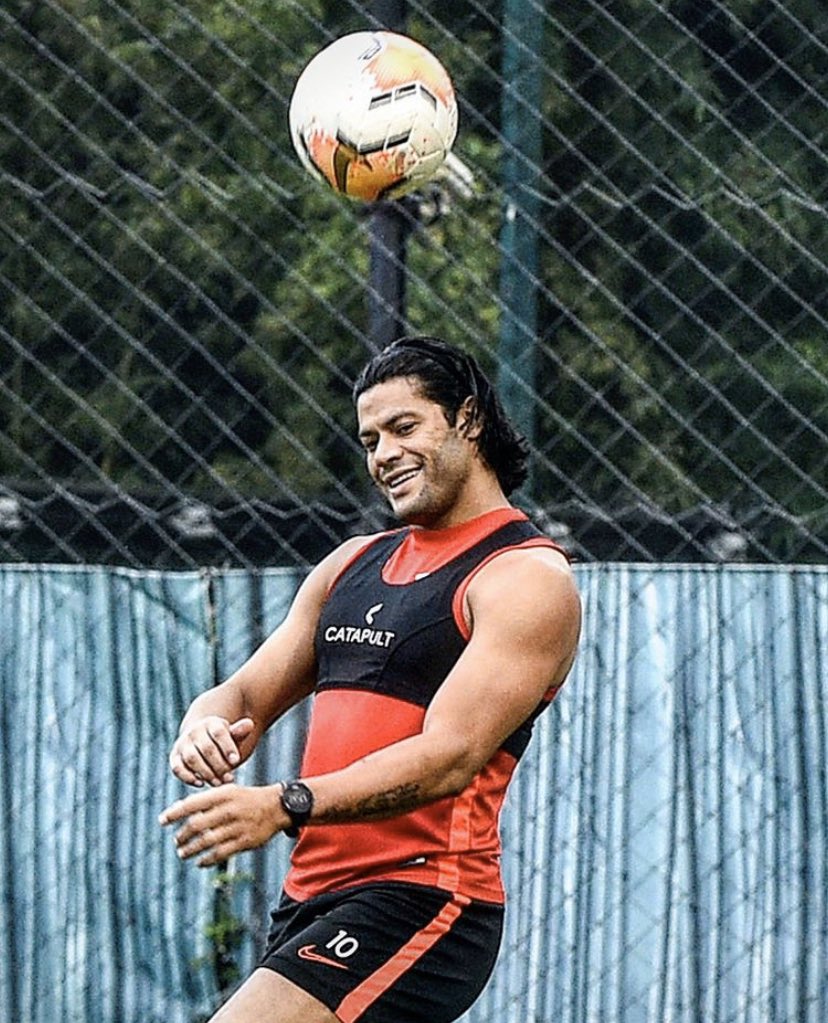 RajadoresFutbol's tweet photo. Las pintas de Hulk con esa melenita están empezando a incomodarme sobremanera. Está evolucionando peligrosamente hacia una travesti brasileña de zona poco glamurosa de Río de Janeiro. https://t.co/vBPMwNFhIz