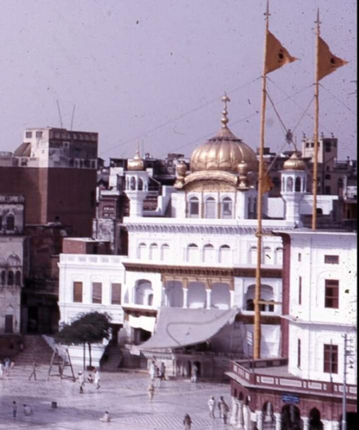 HardivS's tweet photo. ਸ੍ਰੀ ਅਕਾਲ ਤਖਤ ਸਾਹਿਬ 
ਸੰਨ 1961 ਵਿੱਚ ਇੱਕ ਅੰਗਰੇਜ ਵੱਲੋਂ ਖਿੱਚੀ ਇੱਕ ਸੁੰਦਰ ਅਤੇ ਦੁਰਲਭ ਤਸਵੀਰ। 

ਦੋਵੇਂ ਨਿਸ਼ਾਨ ਸਾਹਿਬਾਂ ਉਪਰ "ਕਟਾਰ ਢਾਲ ਤਲਵਾਰ" ਛਪੇ ਹਨ। 
ਖਾਲਸੇ ਦਾ ਪੁਰਾਤਨ ਲੋਗੋ / ਚਿੰਨ।
#neverforget1984 https://t.co/RH2ad3rcjs