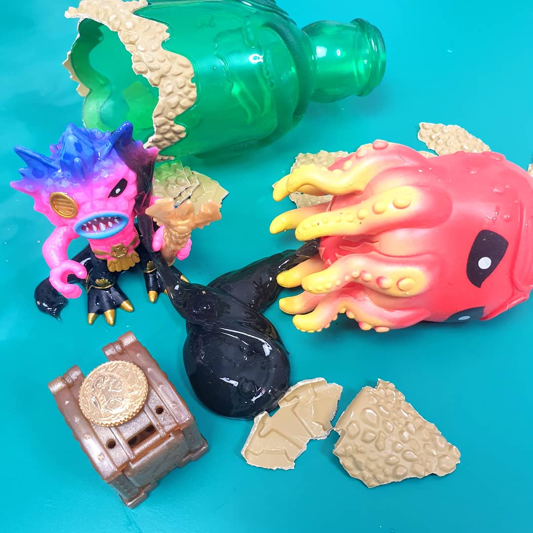 MMoonicorn's tweet photo. Takeover Tuesday! This week Zayne got his hands on the brand new #treasurexsunkengold!
He even found an #ultrarare 🎉Wahoo!
@CharacterToysUK
#treasurex #NEW
#smyths #sunkengold
Pre-Ordered from @SmythsToysUK https://t.co/xvxmybSBE2