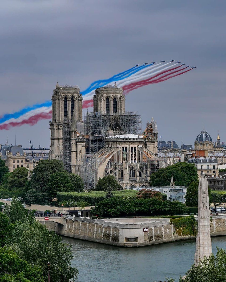 histoirefrance2's tweet photo. "Tu dois aimer la France, parce que la Nature l'a faite belle, et parce que l'Histoire l'a faite grande."
Ernest Lavisse. https://t.co/WYK6UYONhw