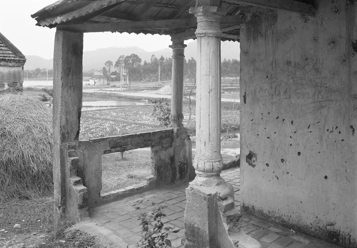 Twenty years following, this bullet-marked house offers a solemn reminder of the Vietnam War as it stands like a monument overlooking the adjacent growing rice paddies. An-My Lê, Untitled, Soc Son, 1996 © An-My Lê. Courtesy of the artist and Marian Goodman Gallery