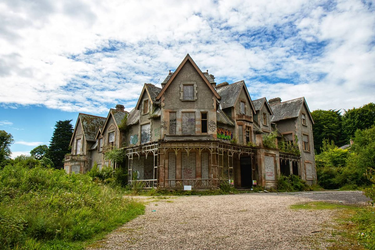 xileoo's tweet photo. Cairndhu House - A grand summer Palace built in 1875 and abandoned in 1986. Apaprently the most haunted building in Northern Ireland #urbex #northernireland #photography #ThePhotoHour @ThePhotoHour https://t.co/mxW9wz0Y2Z