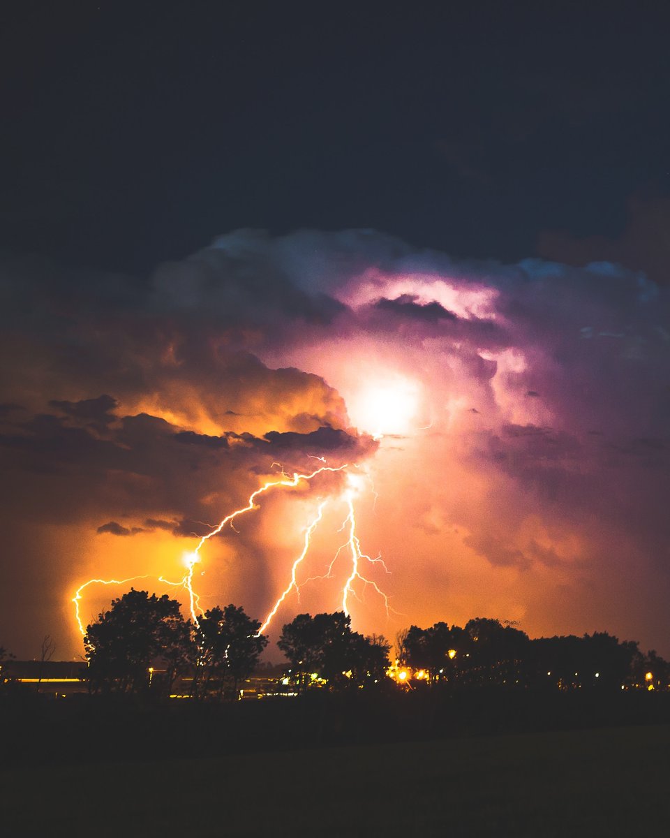 Everbridge's tweet photo. Local officials, it's not too late to prepare your community for severe weather disasters. Download our Severe Weather Preparedness Kit to make ready your mass notification system and learn how to protect vulnerable populations. https://t.co/sr0TaraU0U https://t.co/vV6x7nxlJq