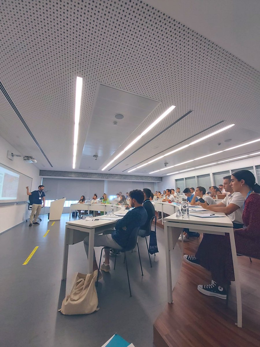 Al fondo se ve a un señor hablando de poner los problemas del usuario en el centro. Esta mañana sesión de #DesignThinking en @EDEM_uni con los alumnos de #5Days4Life 👌🏻🎯👥👥👥